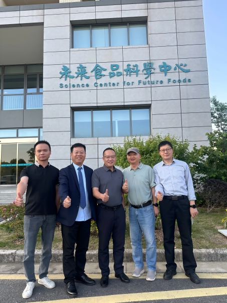 陪同重要客戶拜訪江南大學(xué)康振教授